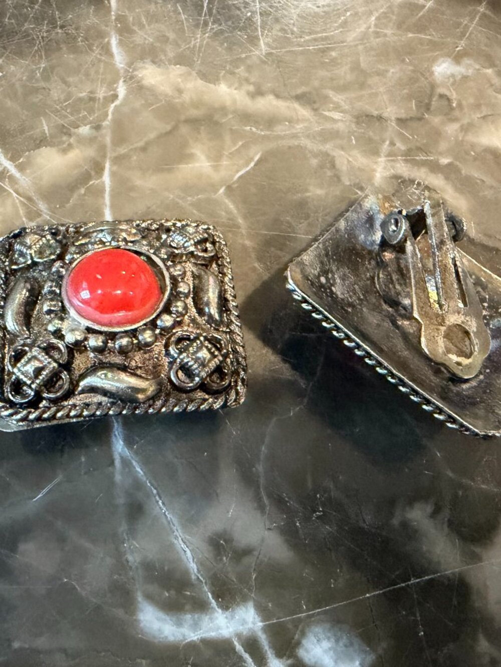 Clip earrings (Preowned)
